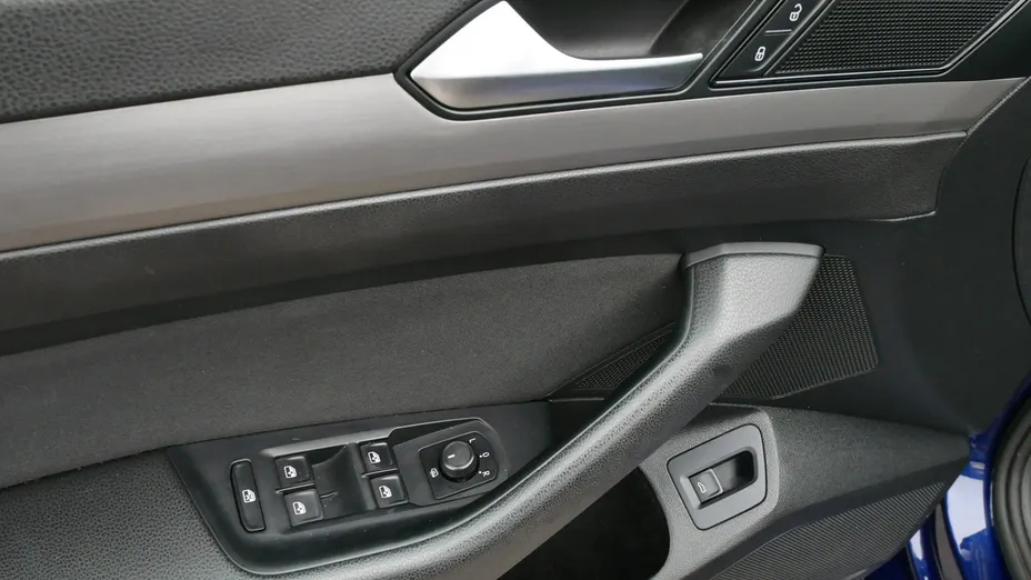 VOLKSWAGEN Passat -