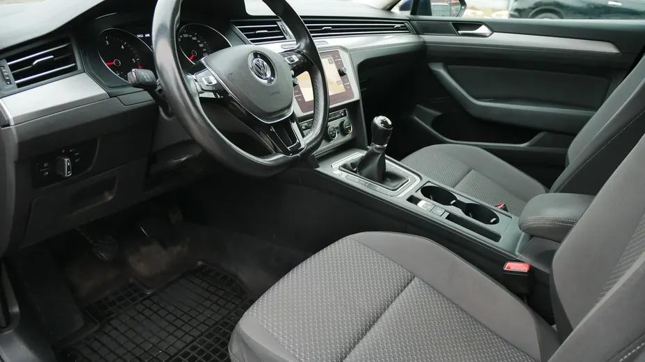 VOLKSWAGEN Passat -