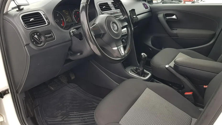 VOLKSWAGEN Polo -