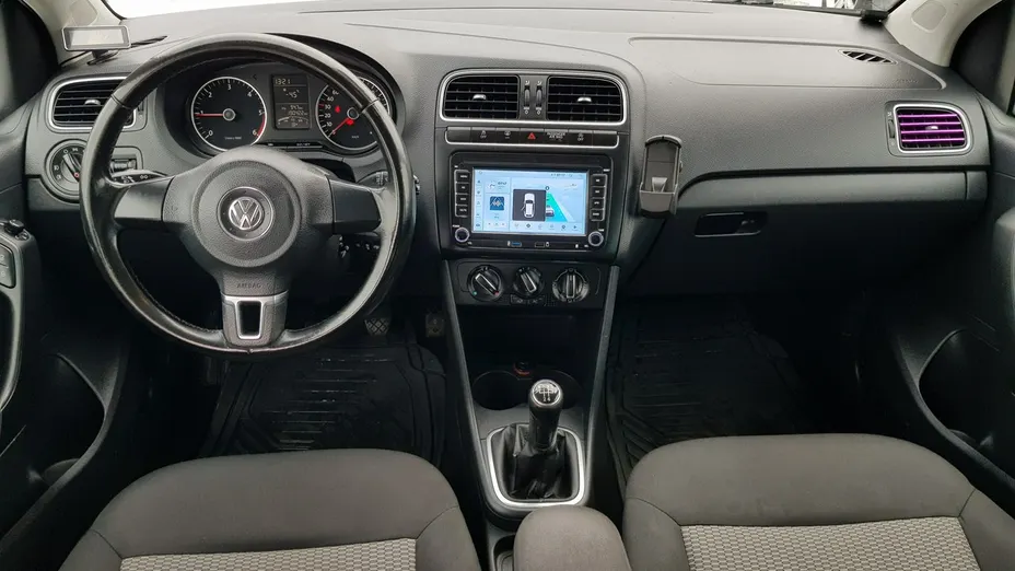 VOLKSWAGEN Polo -