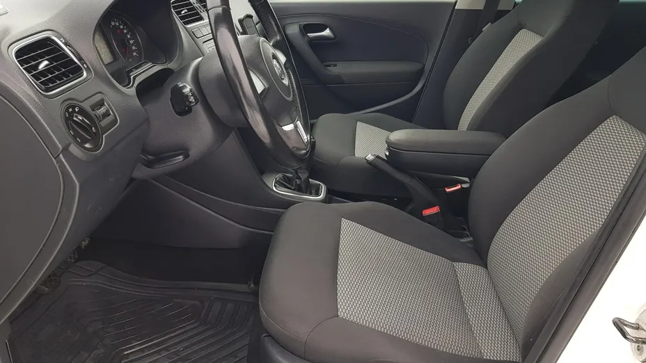 VOLKSWAGEN Polo -