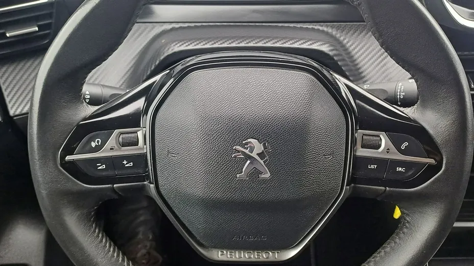 PEUGEOT 208 -