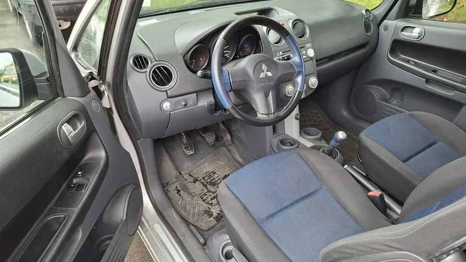MITSUBISHI Colt -
