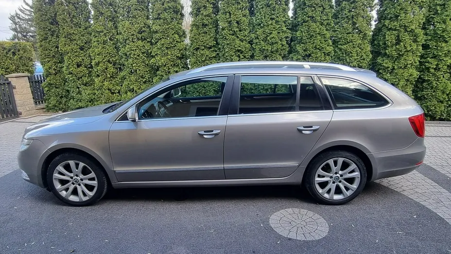 SKODA Superb -