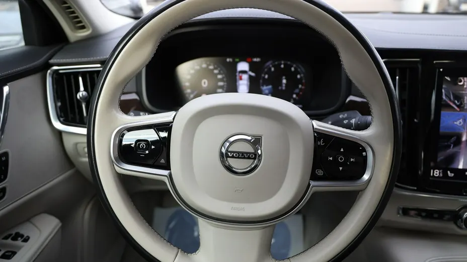 VOLVO S90 -