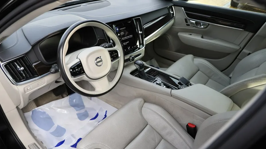 VOLVO S90 -