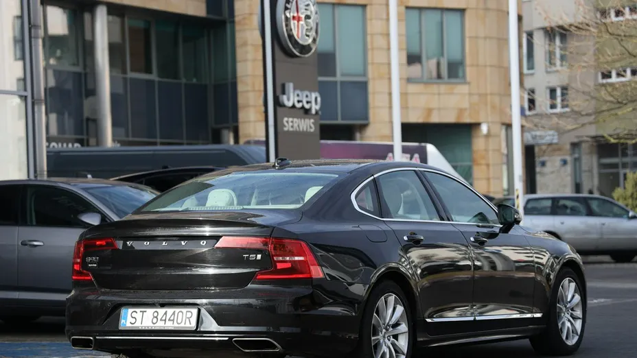 VOLVO S90 -