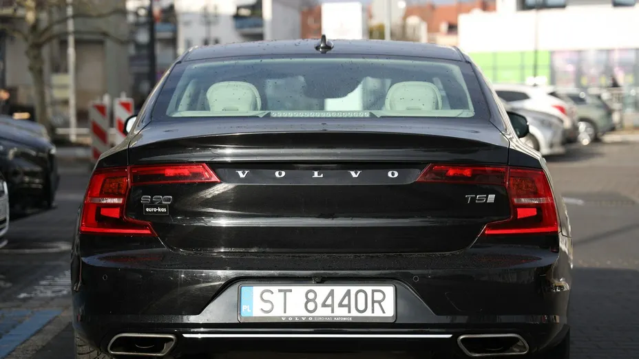 VOLVO S90 -