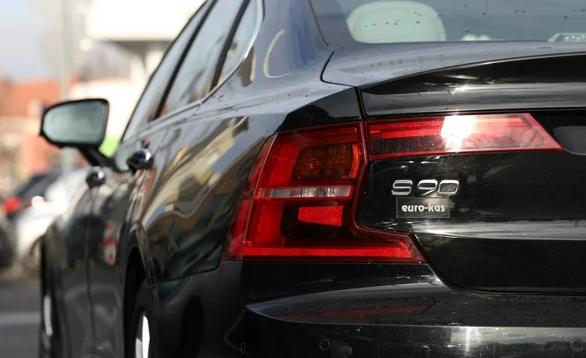 VOLVO S90 -