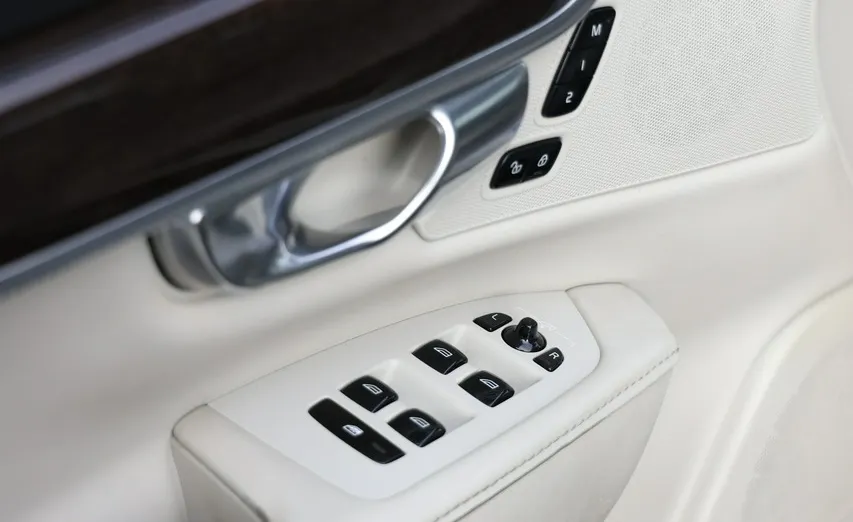 VOLVO S90 -