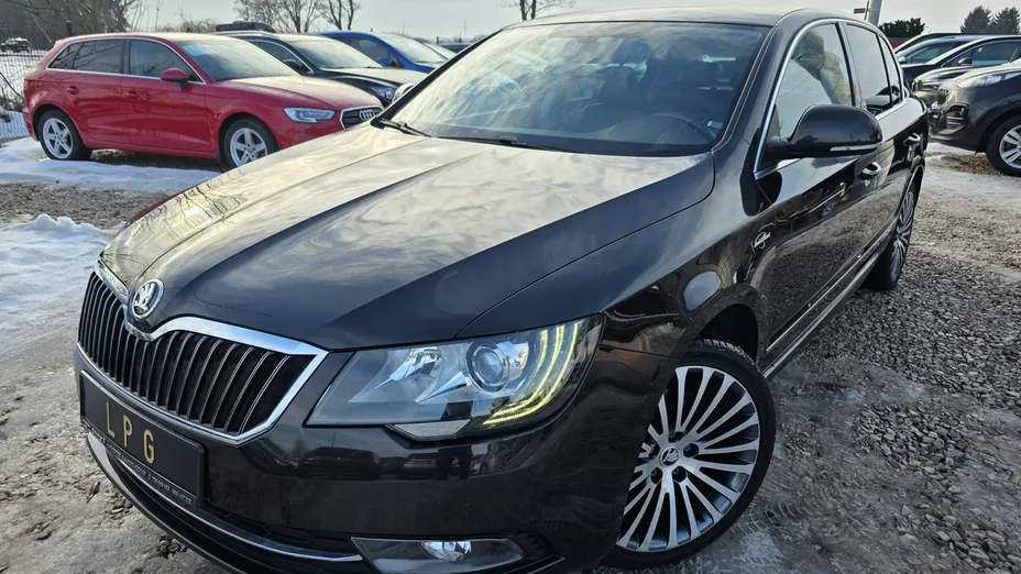 SKODA Superb -