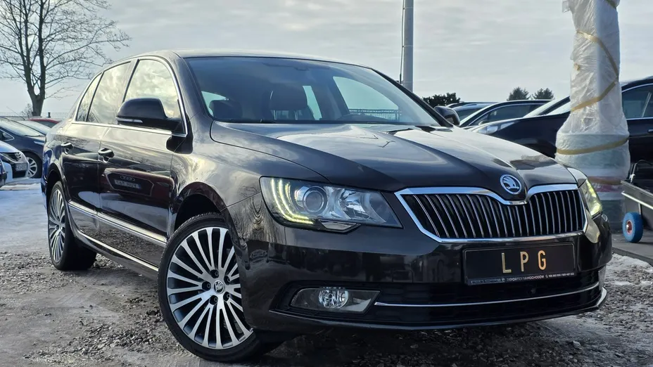 SKODA Superb -