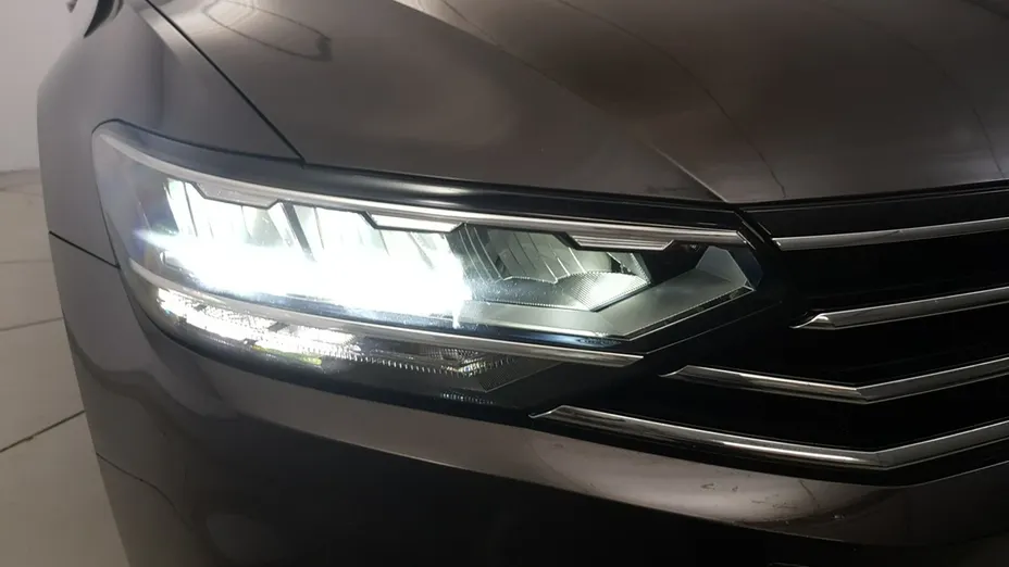 VOLKSWAGEN Passat -