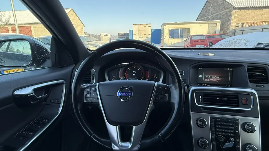 VOLVO V60 -
