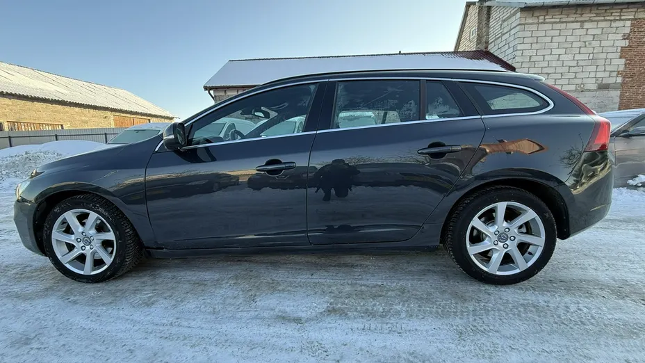 VOLVO V60 -