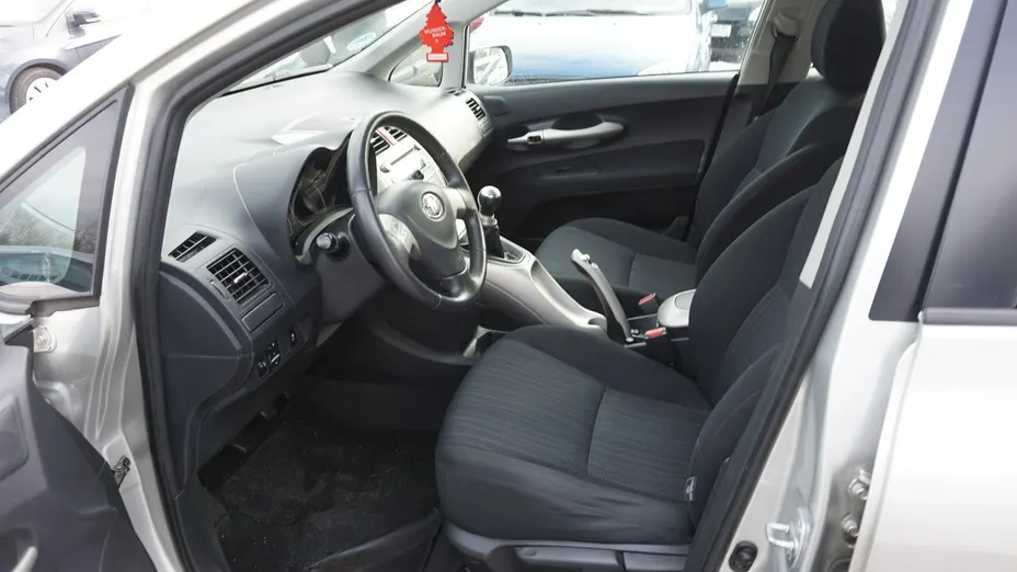 TOYOTA Auris -