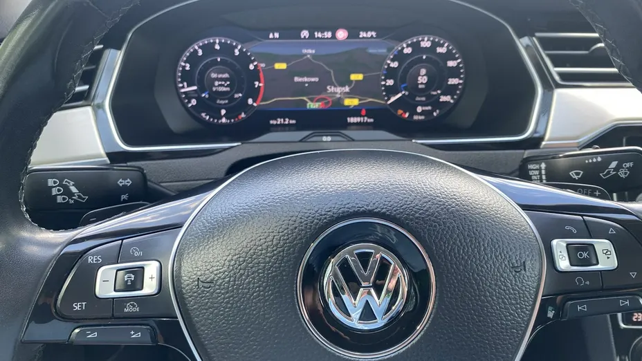 VOLKSWAGEN Passat -