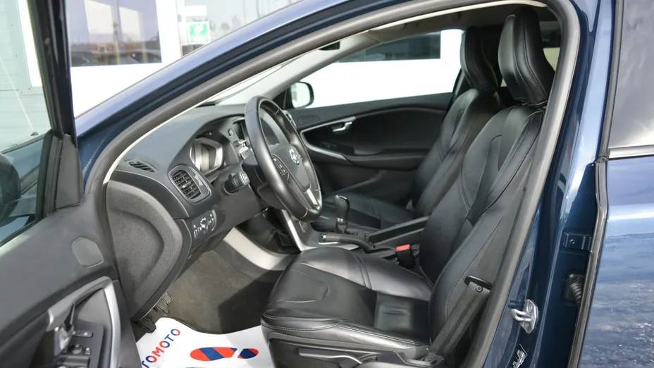 VOLVO V40 -