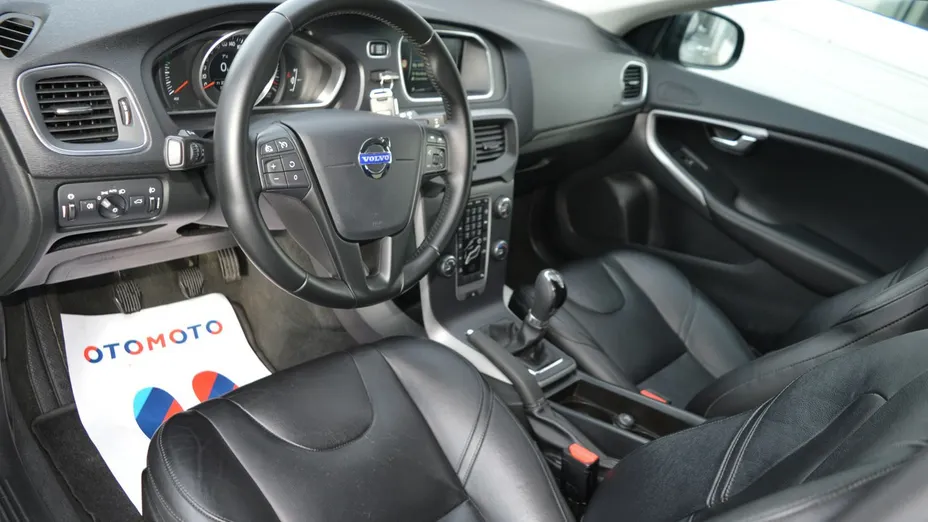 VOLVO V40 -