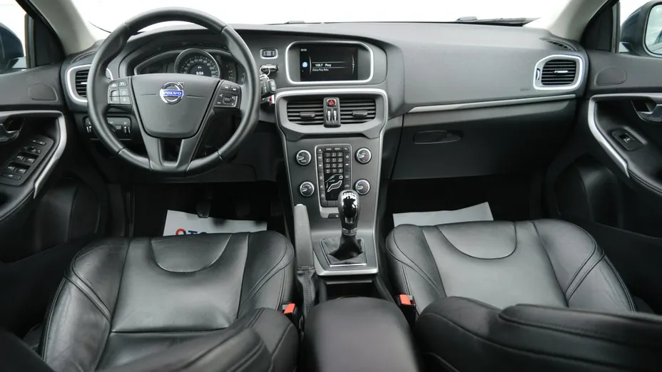 VOLVO V40 -