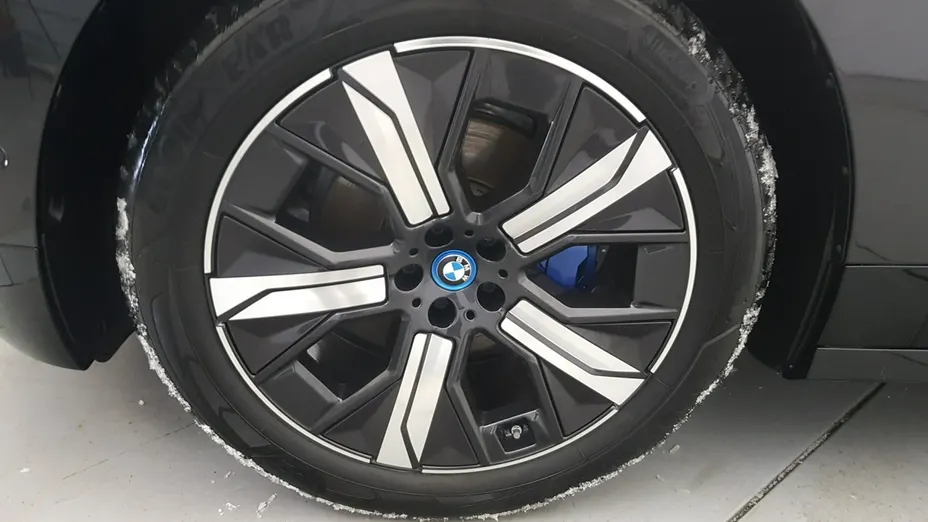 BMW iX -