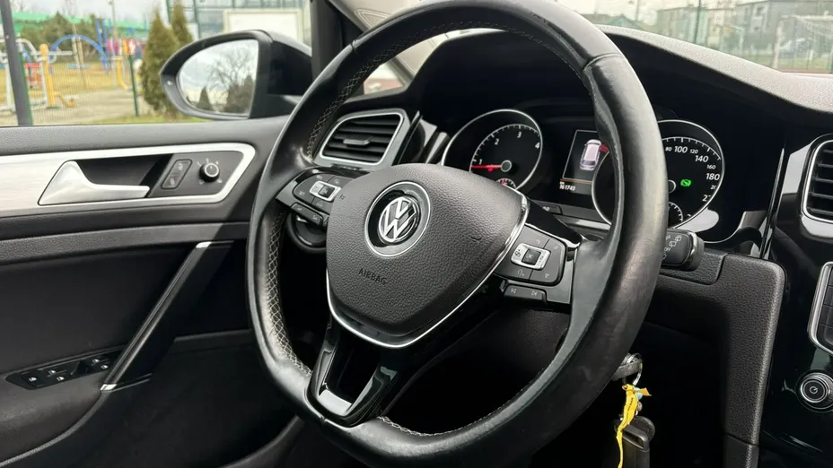 VOLKSWAGEN Golf -