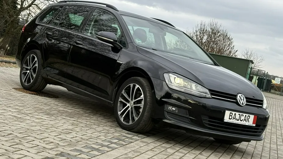 VOLKSWAGEN Golf -