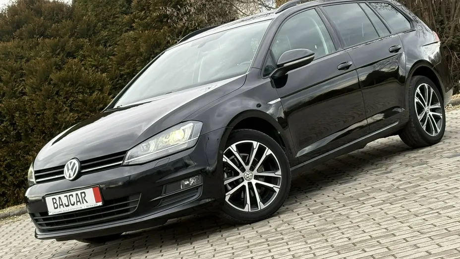 VOLKSWAGEN Golf -