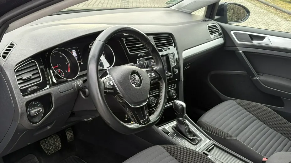 VOLKSWAGEN Golf -