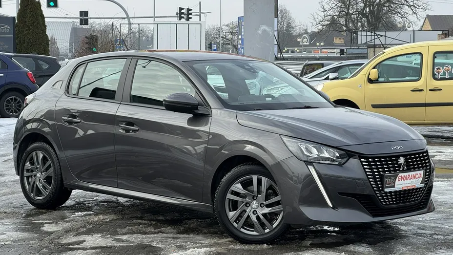 PEUGEOT 208 -