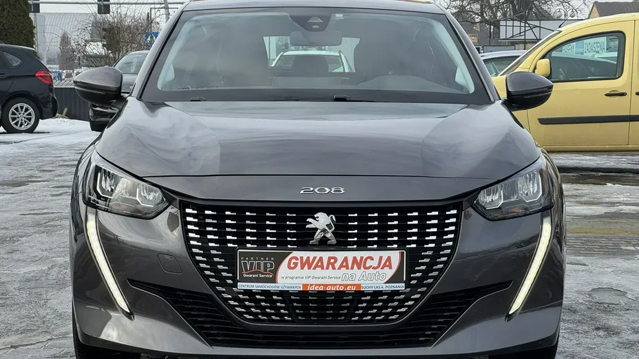PEUGEOT 208 -