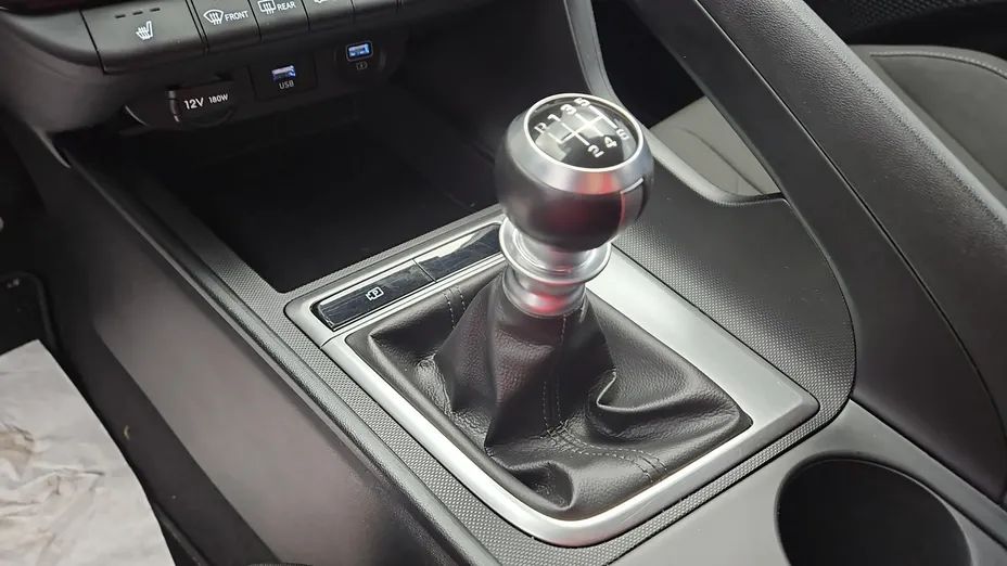 HYUNDAI Elantra -