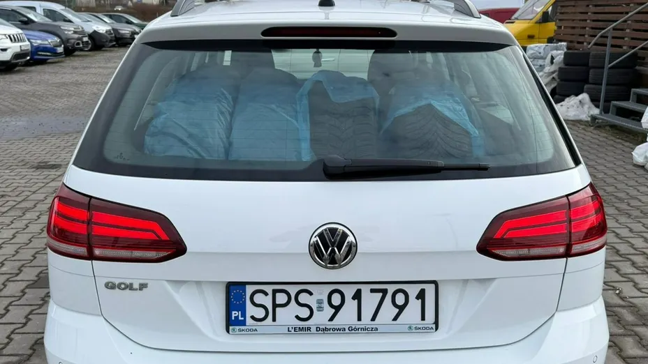 VOLKSWAGEN Golf -