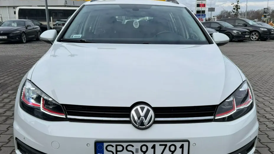 VOLKSWAGEN Golf -