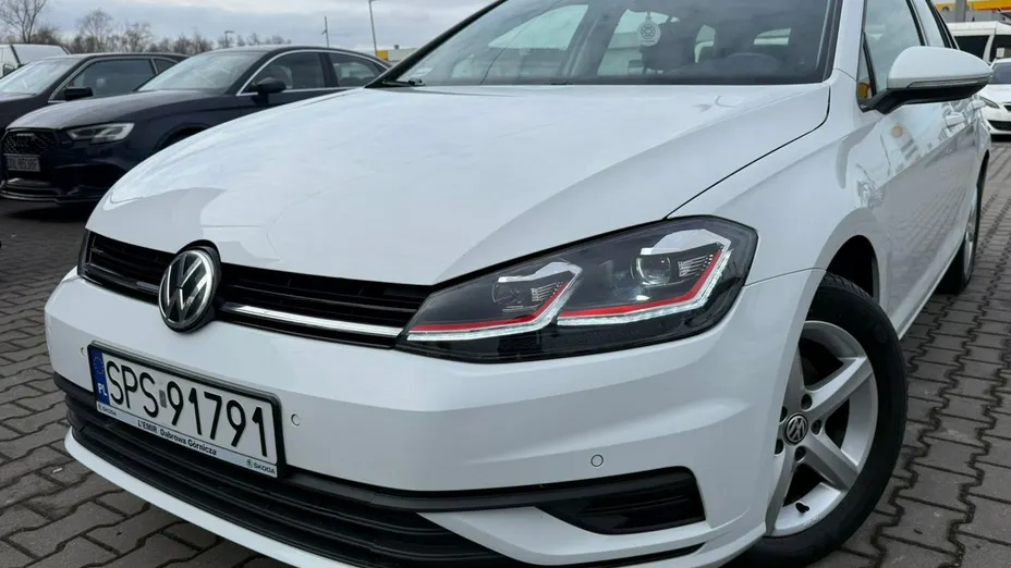 VOLKSWAGEN Golf -