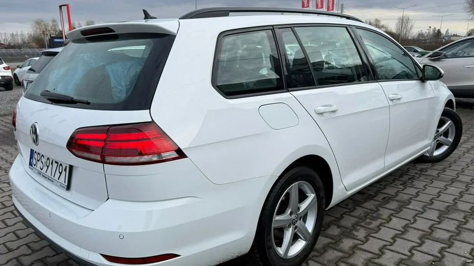 VOLKSWAGEN Golf -