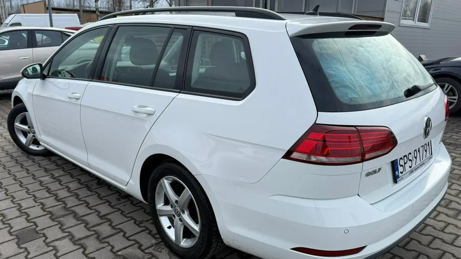 VOLKSWAGEN Golf -