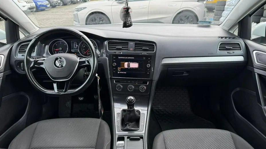 VOLKSWAGEN Golf -
