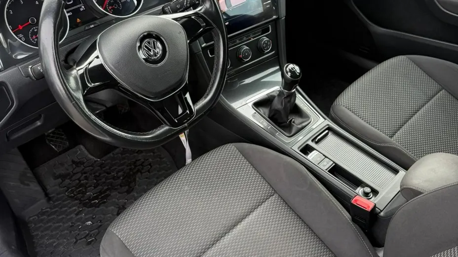 VOLKSWAGEN Golf -
