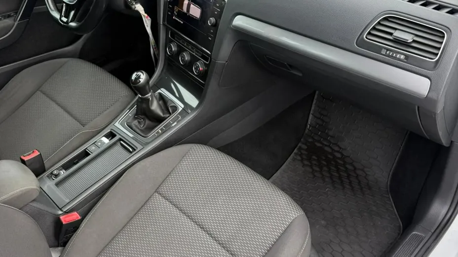 VOLKSWAGEN Golf -
