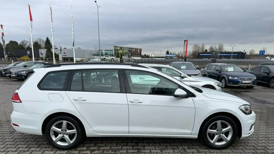 VOLKSWAGEN Golf -