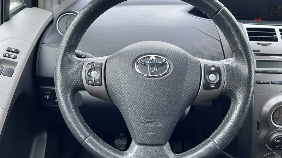 TOYOTA Yaris -