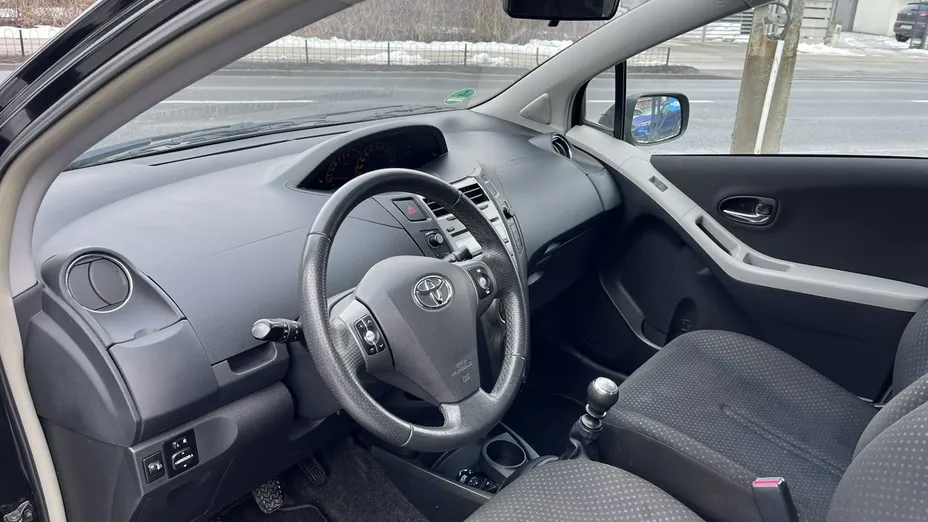 TOYOTA Yaris -
