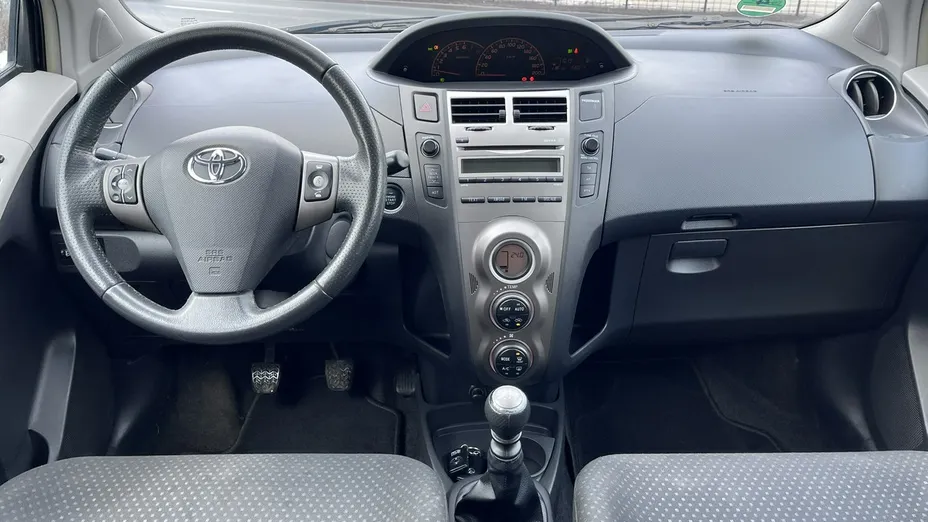 TOYOTA Yaris -