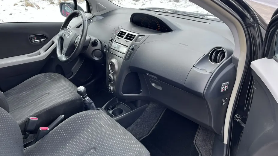 TOYOTA Yaris -