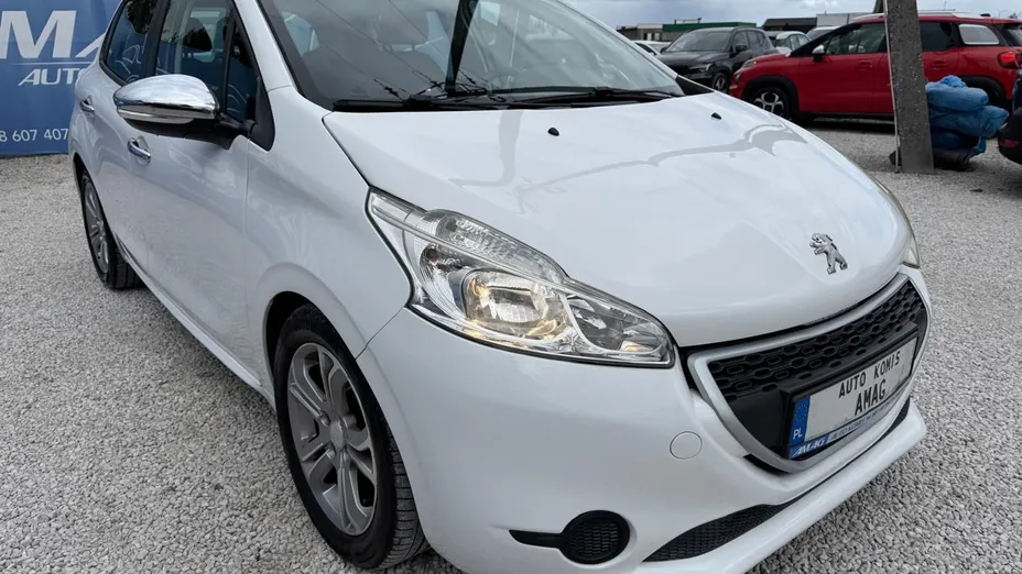 PEUGEOT 208 -
