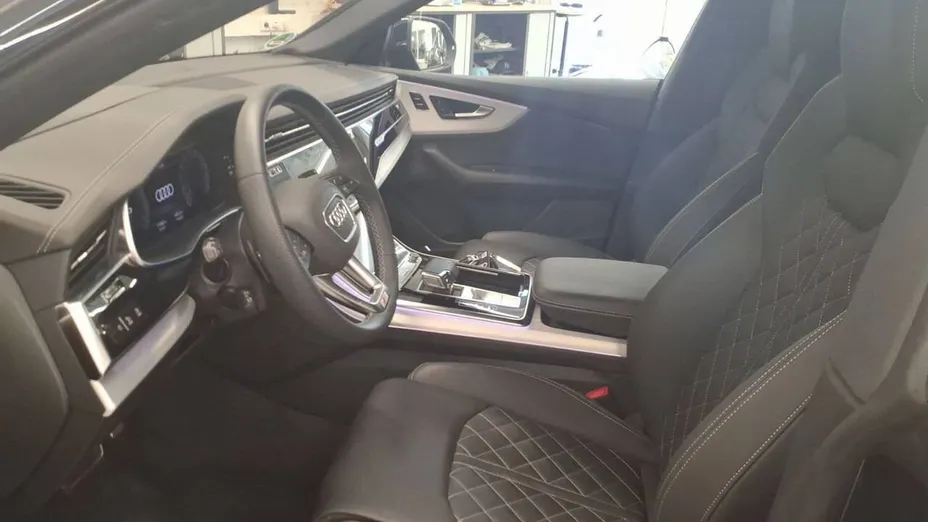 AUDI Q8 -