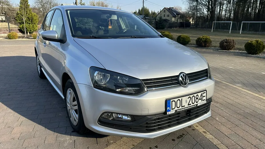 VOLKSWAGEN Polo -