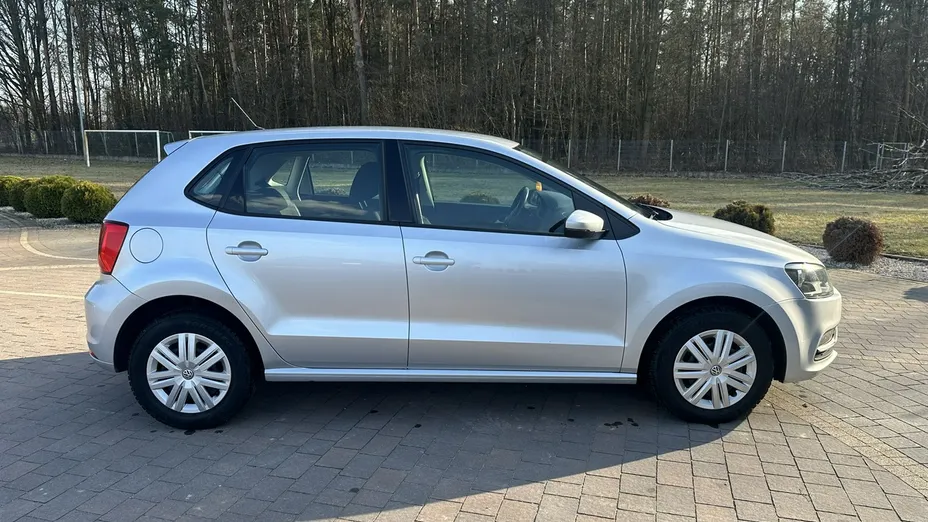 VOLKSWAGEN Polo -