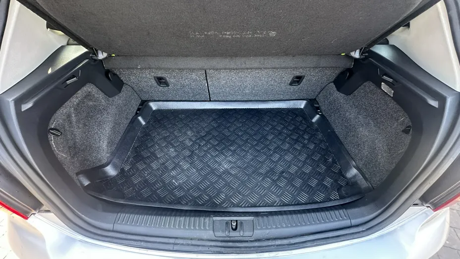 VOLKSWAGEN Polo -